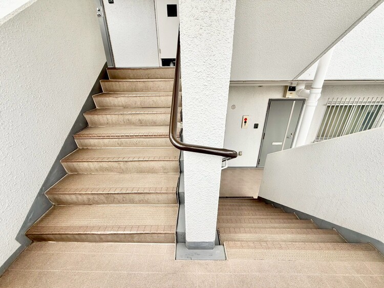 その他 共用部の階段です。明るく清潔に管理されています。