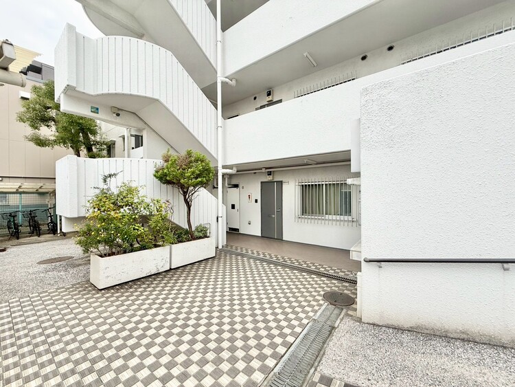 その他 上質感漂う玄関アプローチです。