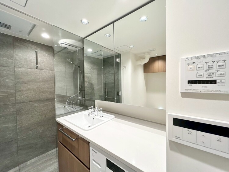 その他 清潔感を感じられる洗面化粧台。