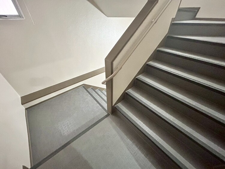 その他 共用部の階段です。明るく清潔に管理されています。