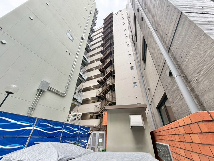 その他 共用部の階段です。明るく清潔に管理されています。