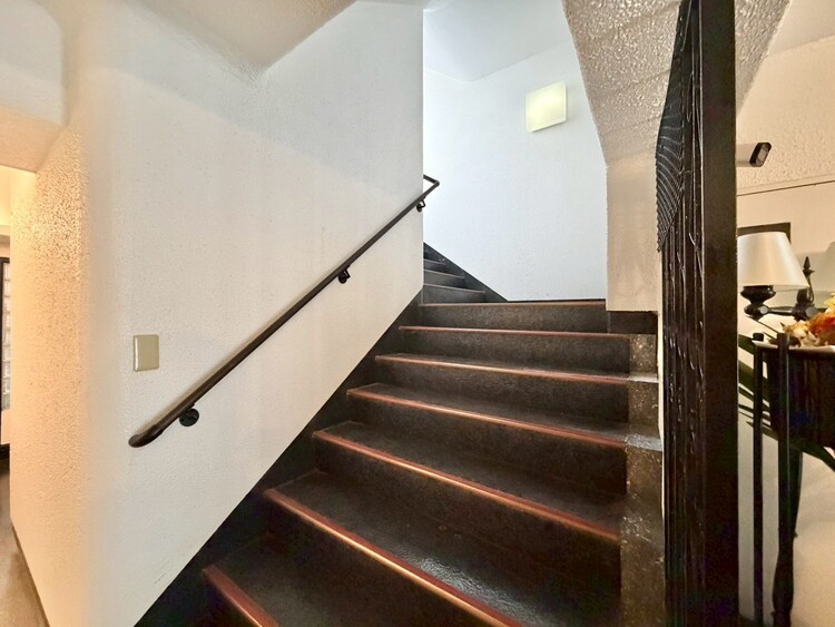 その他 共用部の階段です。明るく清潔に管理されています。