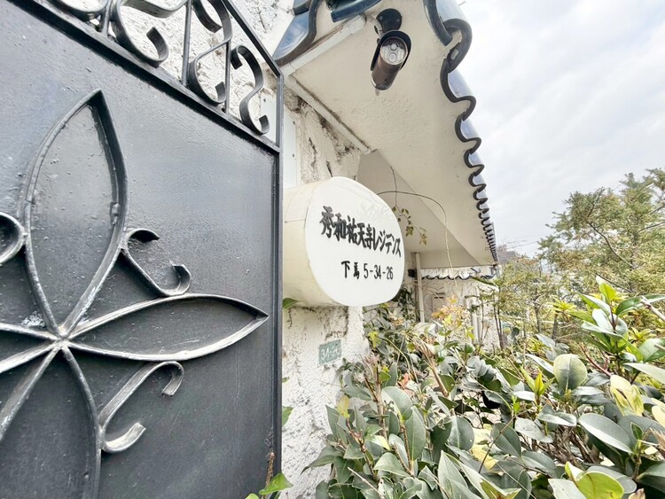 その他 スタイリッシュなエンブレム。お洒落なマンションは入り口から。