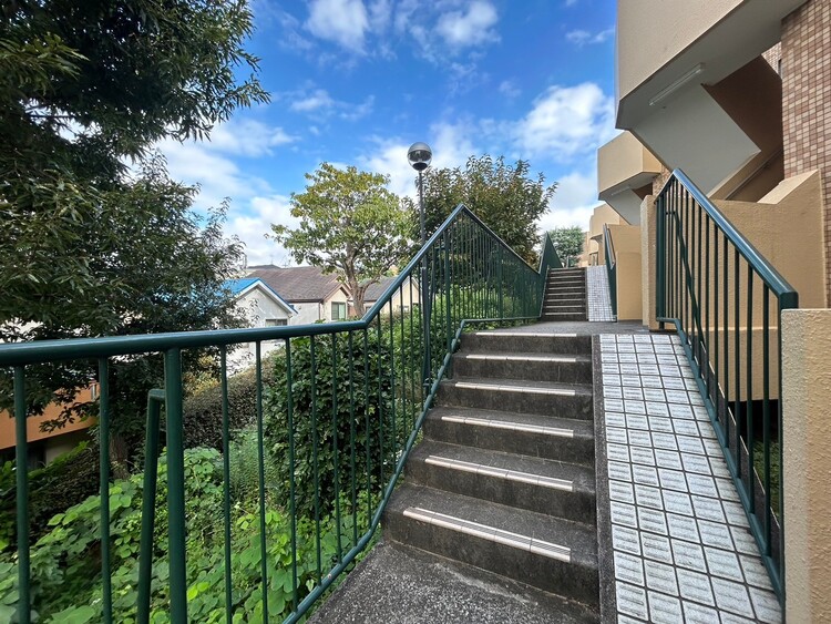 その他 共用部の階段です。明るく清潔に管理されています。