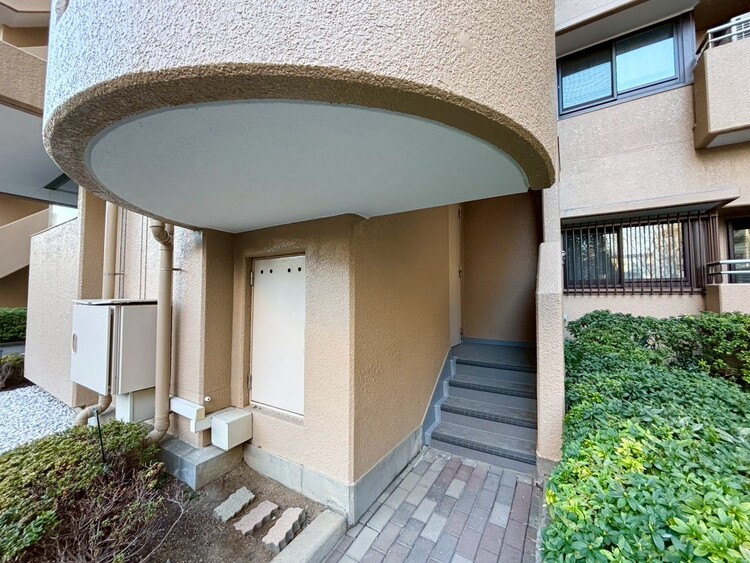 その他 共用部の階段です。明るく清潔に管理されています。