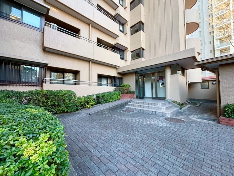 その他 上質感漂う玄関アプローチです。