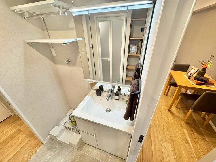 その他 清潔感を感じられる洗面化粧台。