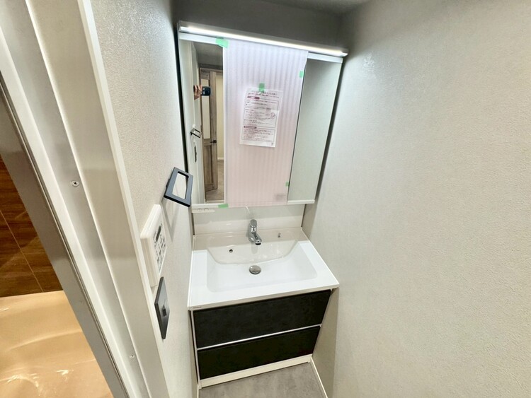 その他 清潔感を感じられる洗面化粧台。