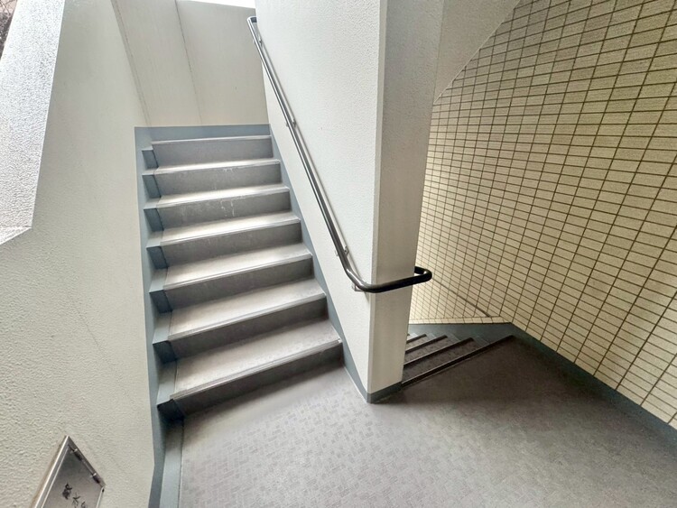 その他 共用部の階段です。明るく清潔に管理されています。