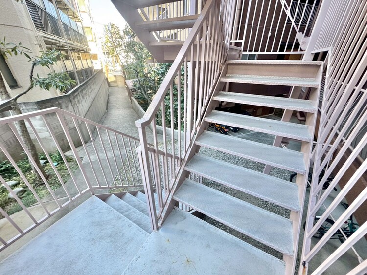 その他 共用部の階段です。明るく清潔に管理されています。