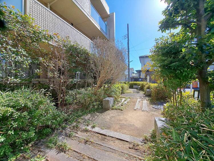 その他 マンションの敷地内には、中庭もございます。