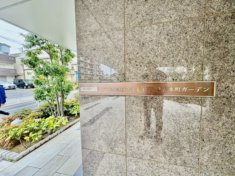 その他 スタイリッシュなエンブレム。お洒落なマンションは入り口から。