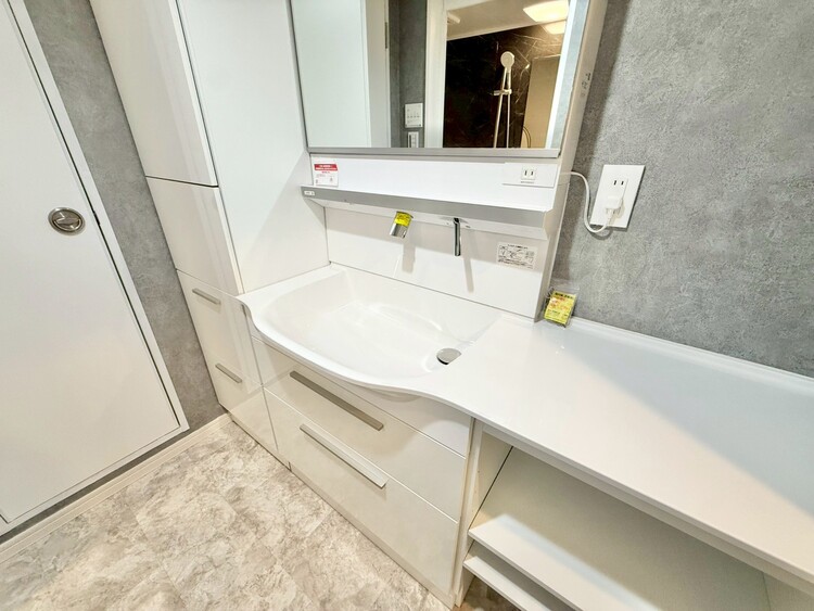 その他 清潔感を感じられる洗面化粧台。