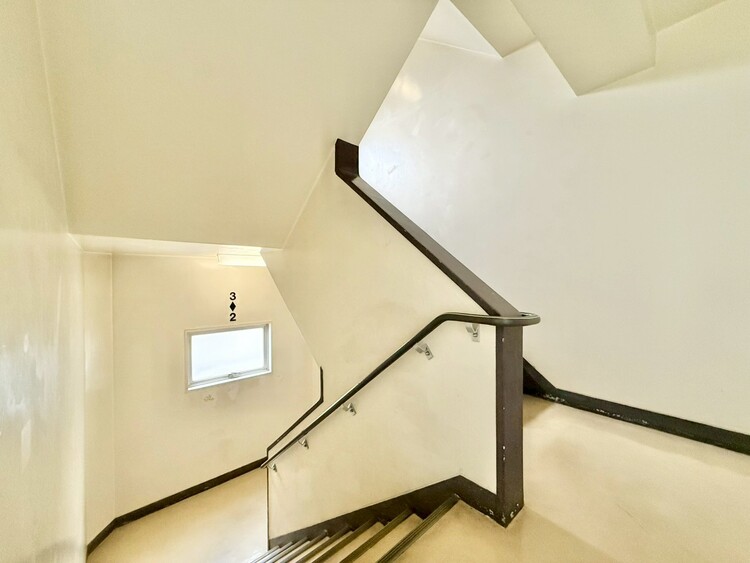 その他 共用部の階段です。明るく清潔に管理されています。