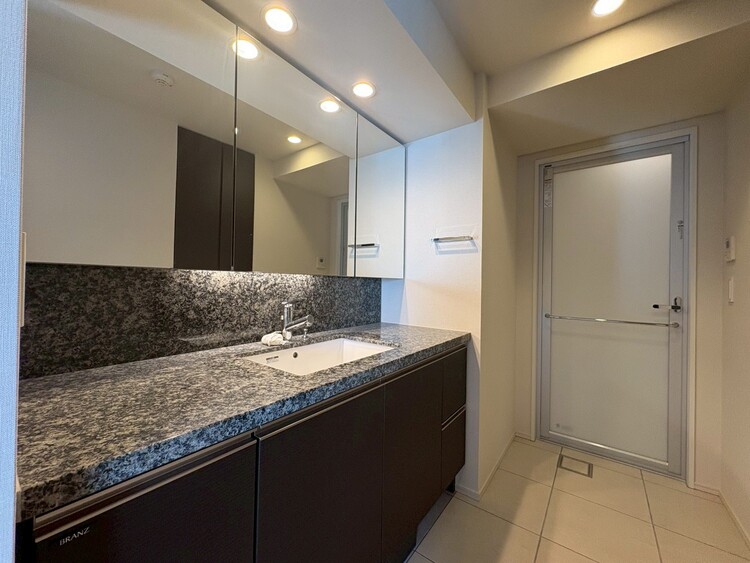 その他 清潔感を感じられる洗面化粧台。