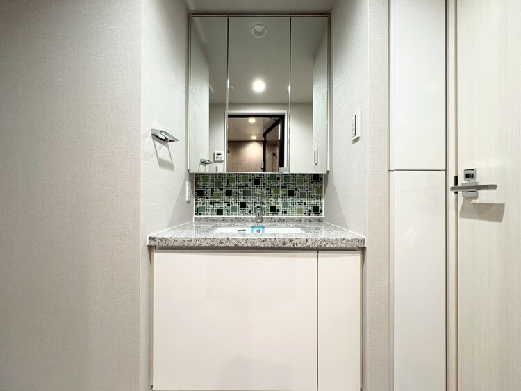 その他 清潔感を感じられる洗面化粧台。