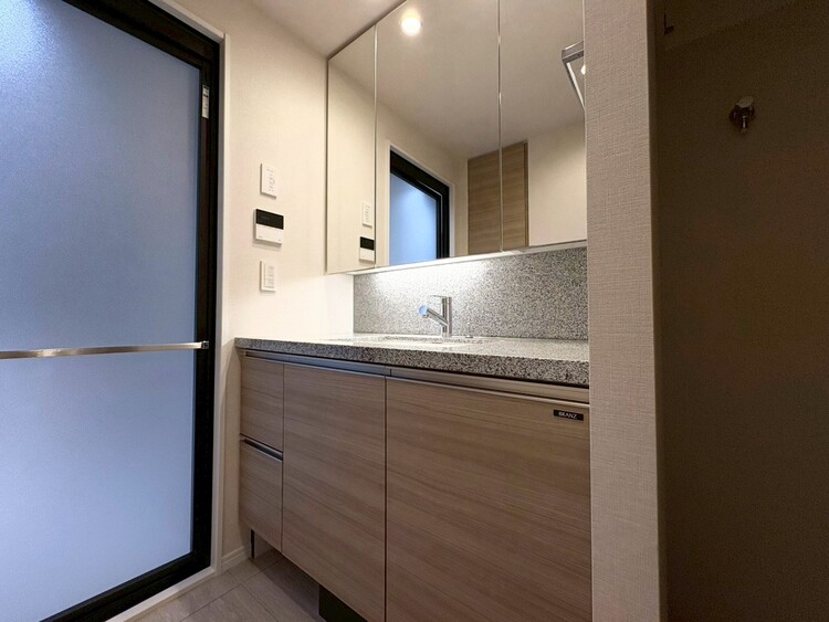 その他 清潔感を感じられる洗面化粧台。