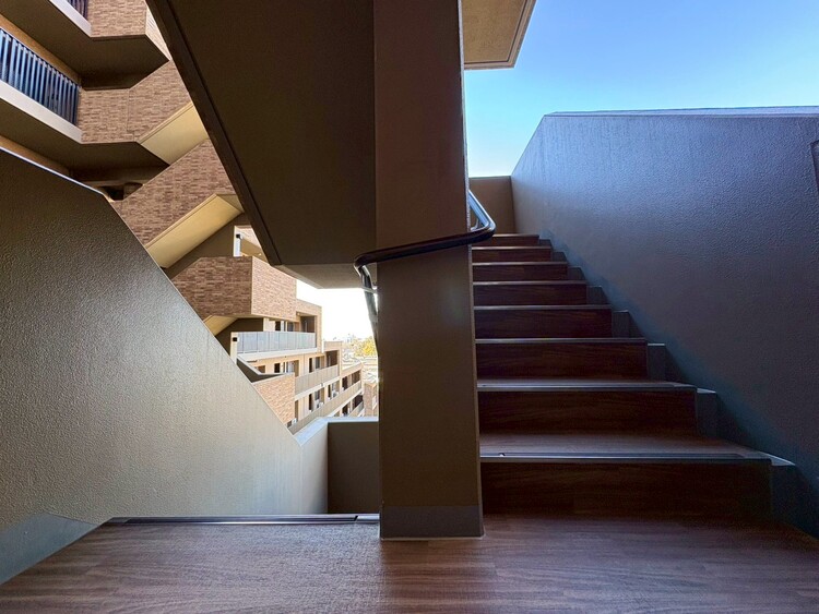 その他 共用部の階段です。明るく清潔に管理されています。