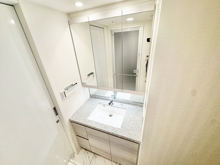 その他 清潔感を感じられる洗面化粧台。