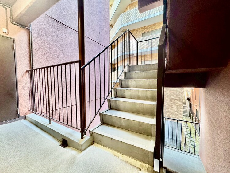 その他 共用部の階段です。明るく清潔に管理されています。