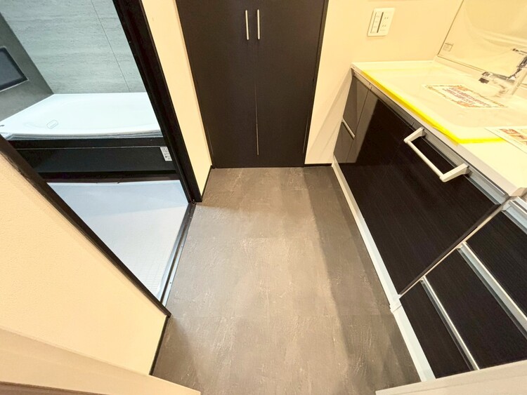 その他 十分な広さの脱衣所。