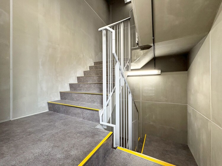 その他 共用部の階段です。明るく清潔に管理されています。