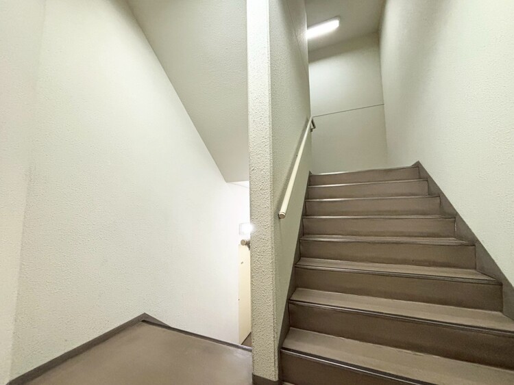 その他 共用部の階段です。明るく清潔に管理されています。