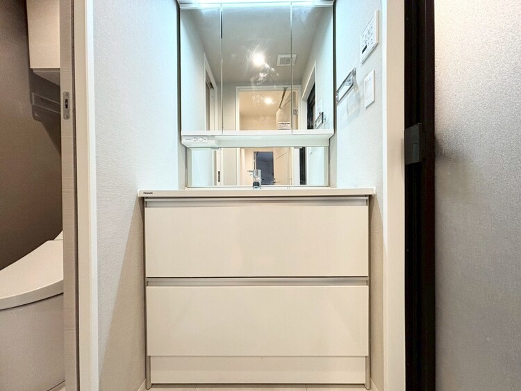 その他 清潔感を感じられる洗面化粧台。