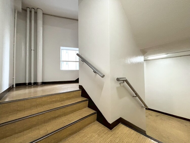 その他 共用部の階段です。明るく清潔に管理されています。
