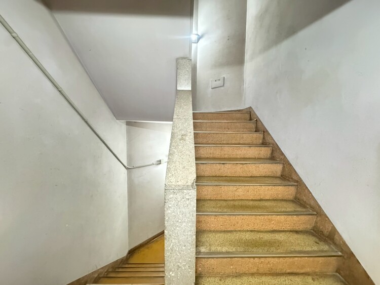 その他 共用部の階段です。明るく清潔に管理されています。