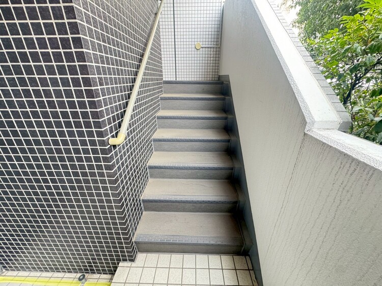 その他 共用部の階段です。明るく清潔に管理されています。