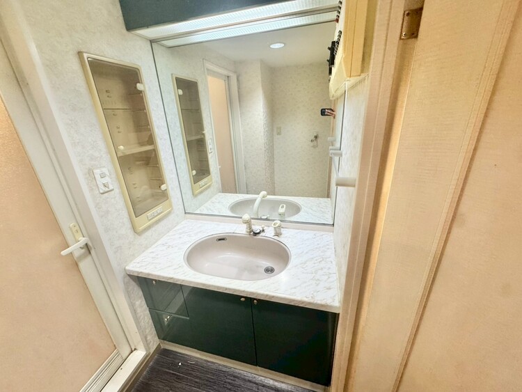 その他 清潔感を感じられる洗面化粧台。