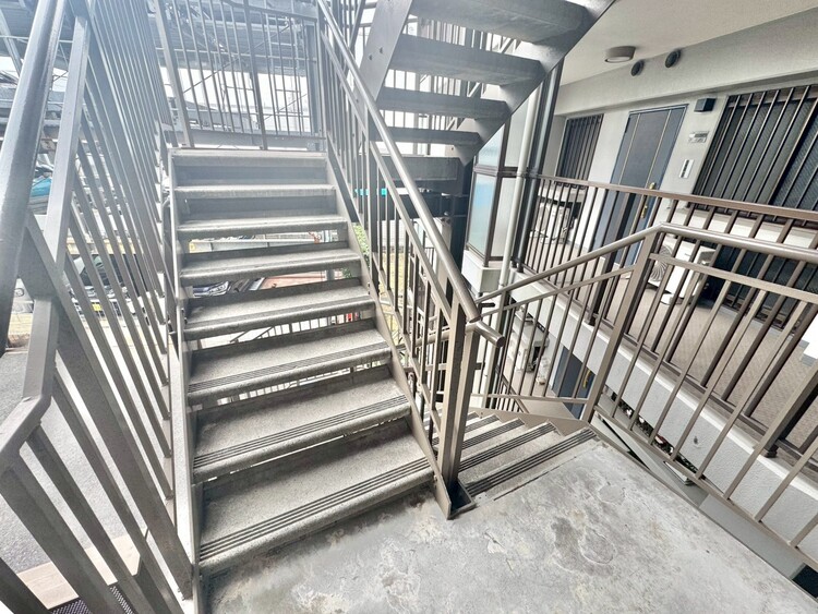 その他 共用部の階段です。明るく清潔に管理されています。