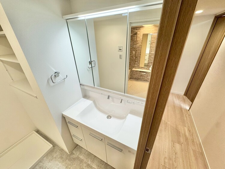 その他 清潔感を感じられる洗面化粧台。