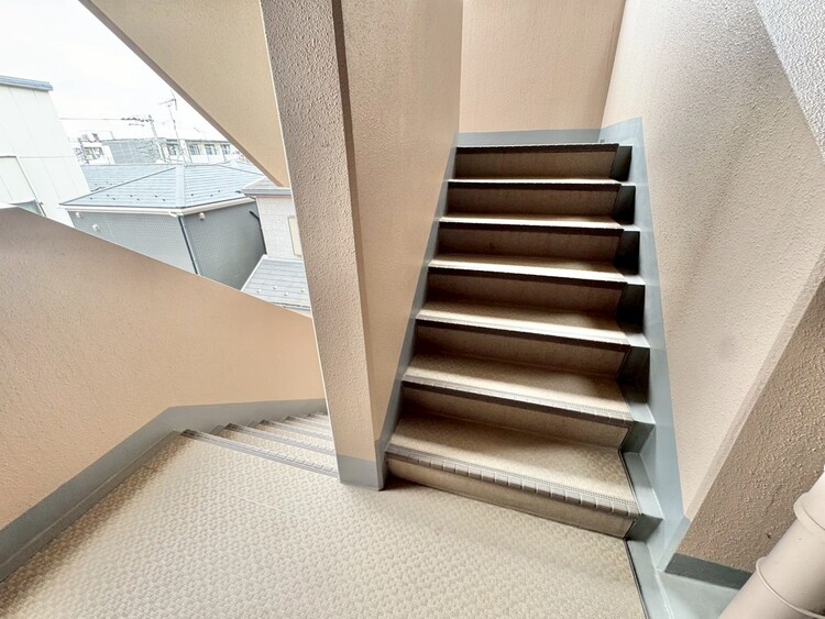 その他 共用部の階段です。明るく清潔に管理されています。
