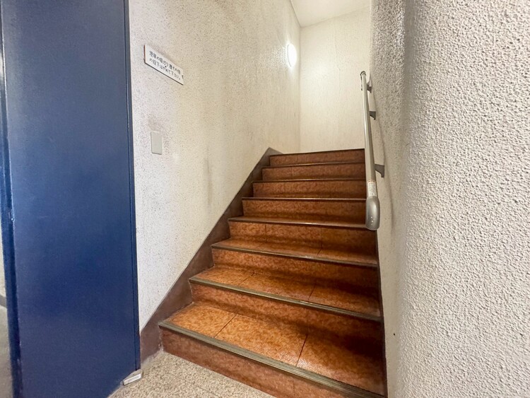 その他 共用部の階段です。明るく清潔に管理されています。