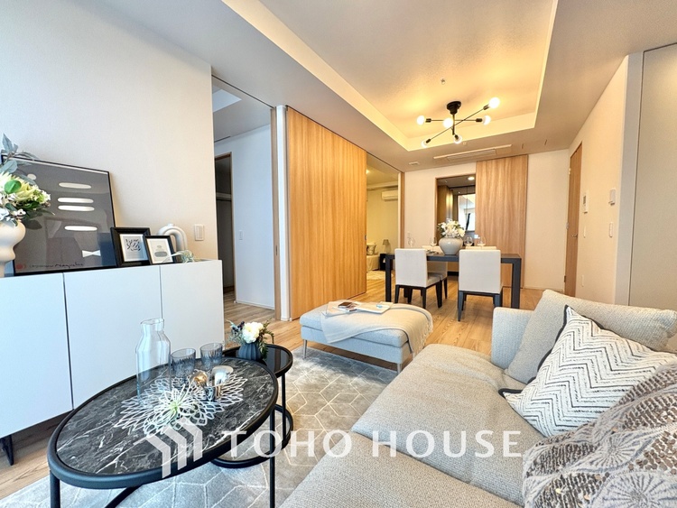 内装 居心地のいい暮らしには欠かせない眩い採光。ゆったりとした幅の窓からこの空間に降り注ぐ採光が絶えない。明るいリビングこそ居心地のいい暮らしが待っているのだと思う。