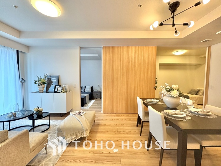 内装 叶えたかったのは落ち着きのあるナチュラルな風合い、そして開放感があるリビング。優雅な気分に浸れる幸せな時間を家族が自然と集まりたくなるこの空間で。