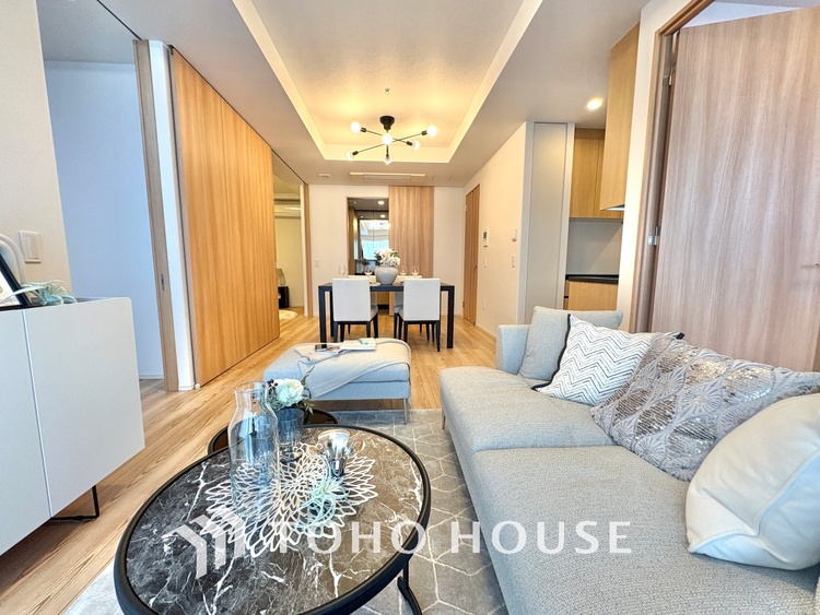 内装 ◆サンサンと◆差し込む太陽の光がこのリビングに笑いをもたらす。ソファの上のクッションがポカポカした暖気にぬくぬくと微睡んでいる。