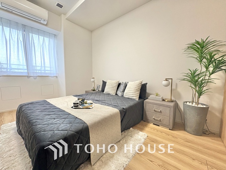 内装 使いやすく、明るい洋室に仕上がります。子供部屋や趣味のお部屋にご利用できます。ご自身で家具などを配置し、素敵な空間を創り上げられます。