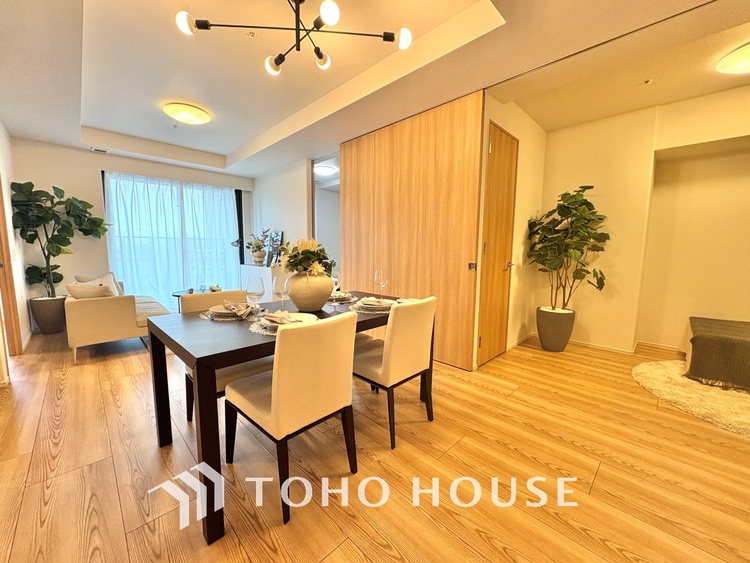 内装 ◆瀟洒な空間◆落ち着きのある彩が見事に調和させた瀟洒な空間を演出。ここに集まる家族の会話と笑顔が絶え間なく続く幸せな空間。