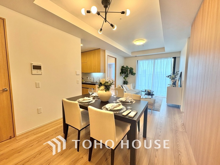 内装 ここはみんなが集い、食事と楽しい会話が始まる場所。話に夢中になりすぎて、ついつい時を忘れ、夜半過ぎになってしまう。そんな束の間の幸せを感じさせてくれます。