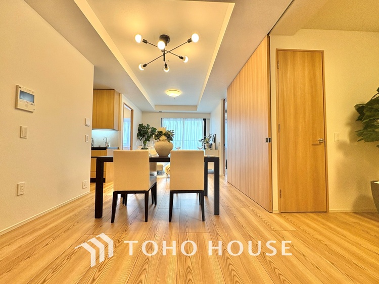 内装 「想像していた以上に広い」が写真を撮っているときの感想です。家事動線に配慮したプランによりご家族がくつろげる明るく広い空間が確保できました。