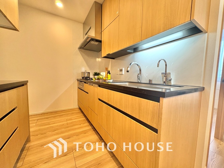 キッチン 奥のスペースまで有効に活用できます。奥まで上から見渡せるので、たまにしか使わない調理器具もサッと取出せます。