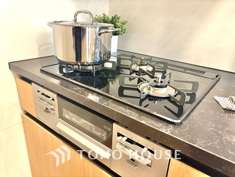 キッチン キッチンは家族の絆を育む大切な空間。シンプルで使い易いシステムキッチンで愉しく作る料理は愛情のある美味しいご馳走に。家族で使えるダイニングキッチンです。