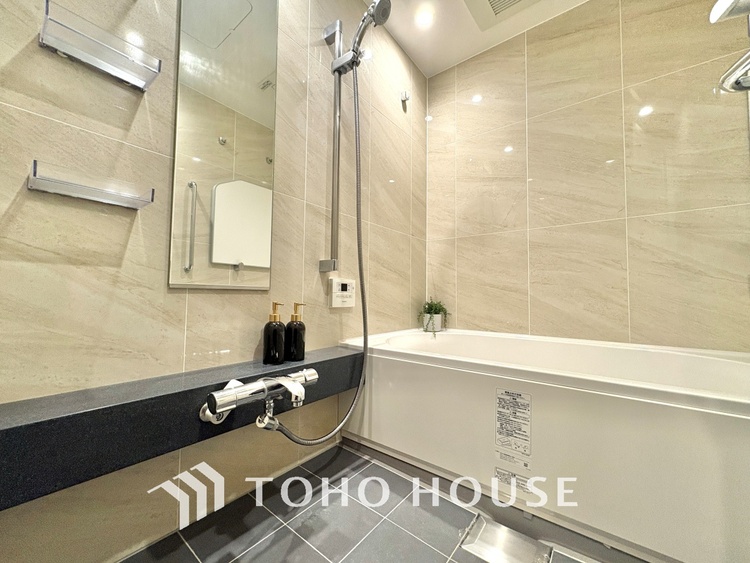 風呂 【浴室】《一日の疲れを落としてくれる場所は、落ち着く場所でなければならない》　高級感溢れるカラーと大きさ・柔らかな曲線で構成された半身浴も楽しめるバスタブが心地よさをもたらします。