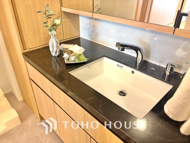 洗面 気持ちの良い朝をつくりだし、夕方には笑顔を取り戻させてくれるミラー。パウダールームはいつでも本来の自分を取り戻せる空間。明るく仕上げてあります。