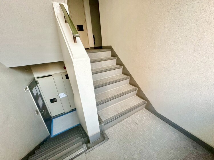 その他 共用部の階段です。明るく清潔に管理されています。