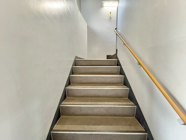 その他 共用部の階段です。明るく清潔に管理されています。