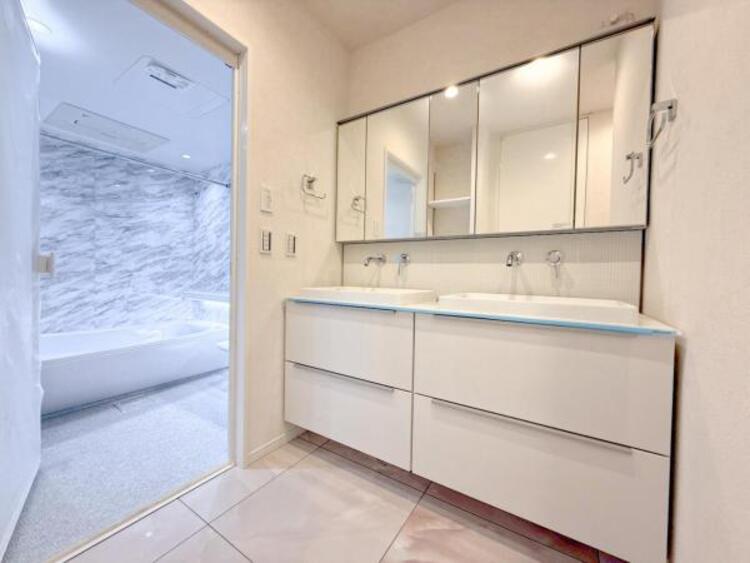 洗面 【洗面・脱衣所】３面鏡、シャワーヘッド、収納など充実の設備。動きやすい広さがあり使い勝手が良好です。 